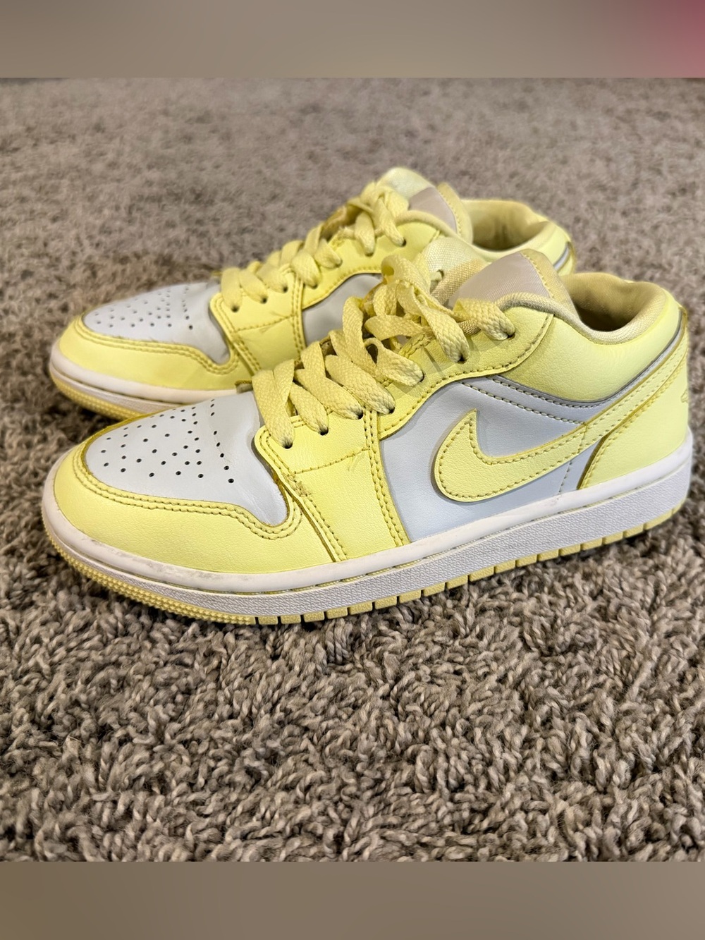 Jordan Kids Sneakers in Yellow and White, size 5